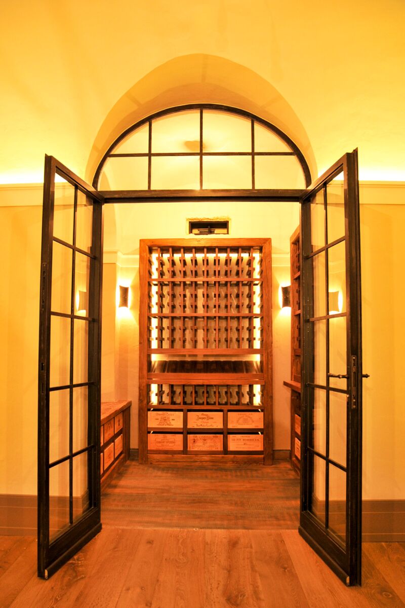 Geschmiedete Doppelflügeltür als Eingang zum Weinkeller in großräumiger Loggia