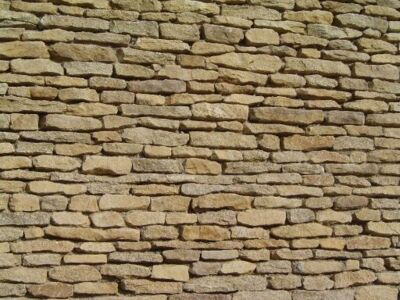 Schichtmauerwerk aus Stein mit dezenten offenen Fugen im südländischen Flair
