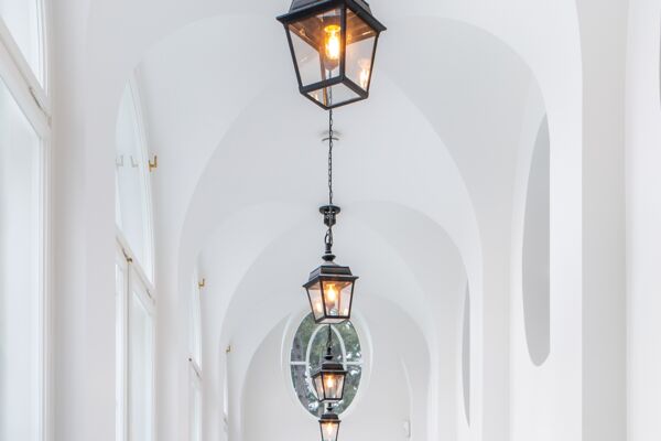 Orangerie mit Kreuzgewölbegang und Beleuchtungslementen schaffen romantische Stimmung