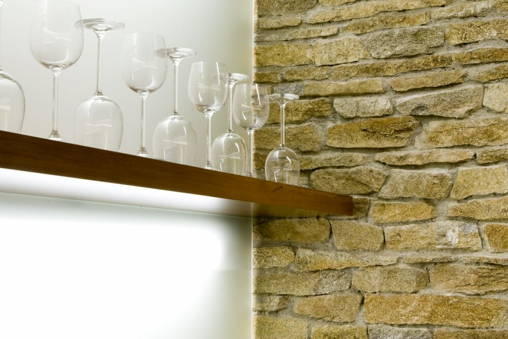 Dezentes Holzelement als Weinglasregal in modernem Geschäfts- und Meetingraum