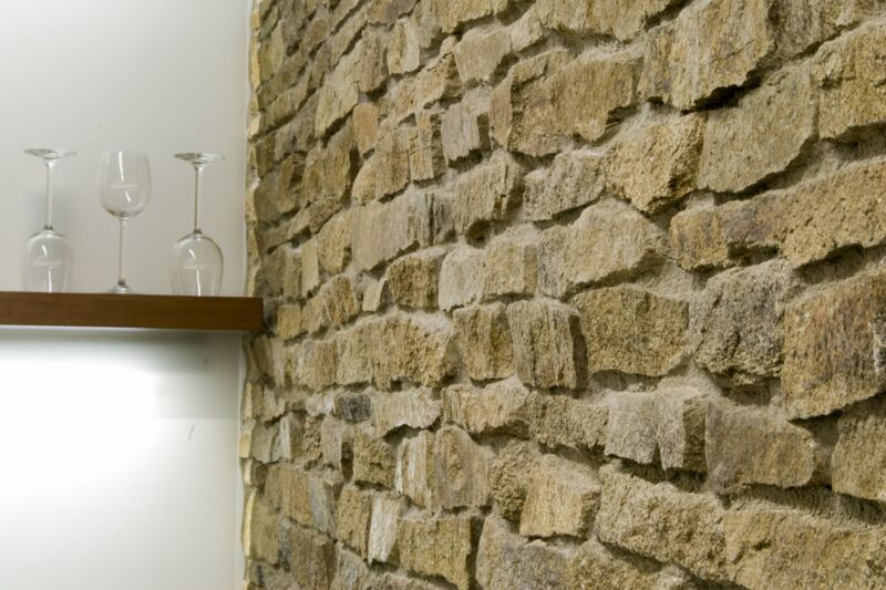 Gebürstetes und vertieftes Fugenbild in Steinmauerwerk im Geschäfts- und Meetingraum