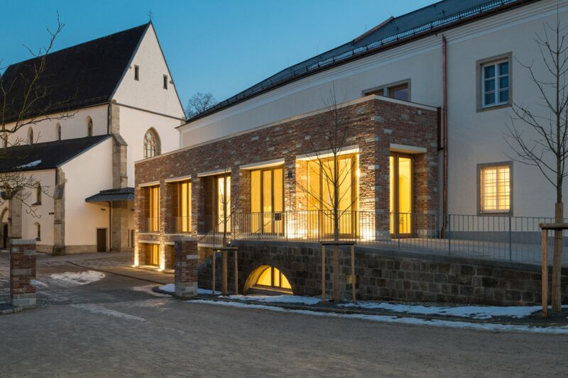 Abendstimmung beim Pfarrheim Gallneukirchen mit neuer Ziegel- und Steinfassade