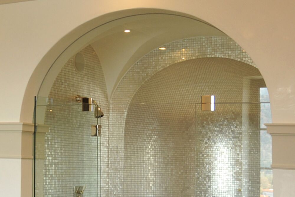 Großes Badezimmer mit Dampfbad und angepassten Kreuzgewölbe