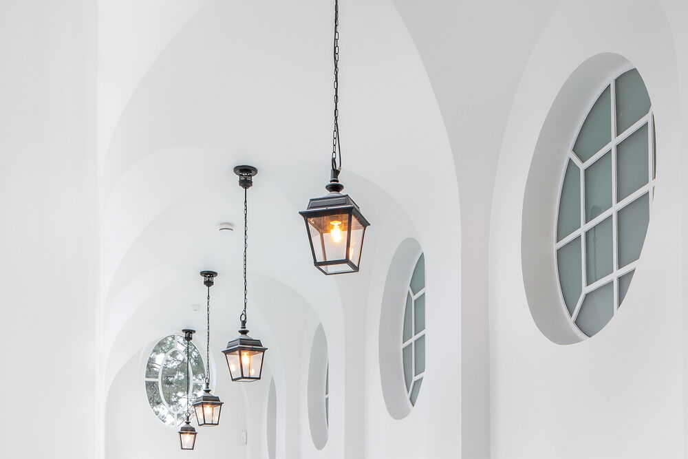 Orangerie mit Kreuzgewölben mit dezenten Beleuchtungselementen und runden Fenstern