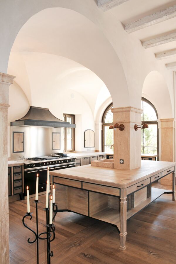 Designerküche aus Holz und Stein mit angepassten Elementen und Kreuzgewölbe auf Steinsäule