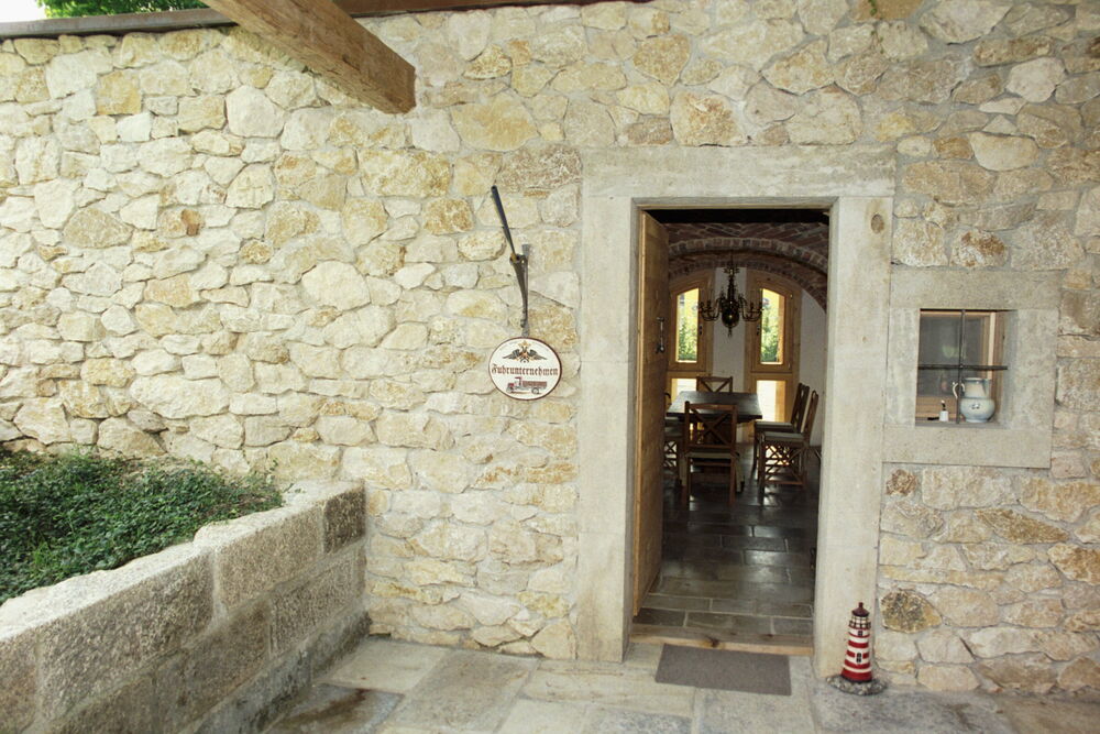 Eingangsbereich in den Gewölberaum mit Steinfassade im südländischen Flair