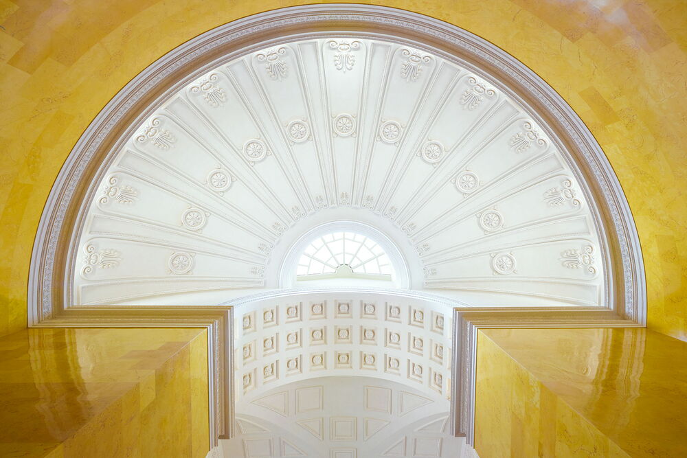 Beeindruckende Rotunde mit Stukkatur in der Kaiserresidenz München