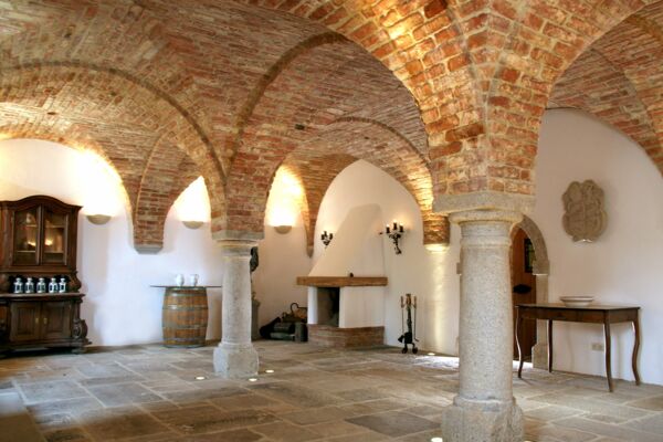 Neugebauter Weinkeller mit Römischen Kreuzgewölbe auf antiken Granitsäulen und Granitboden