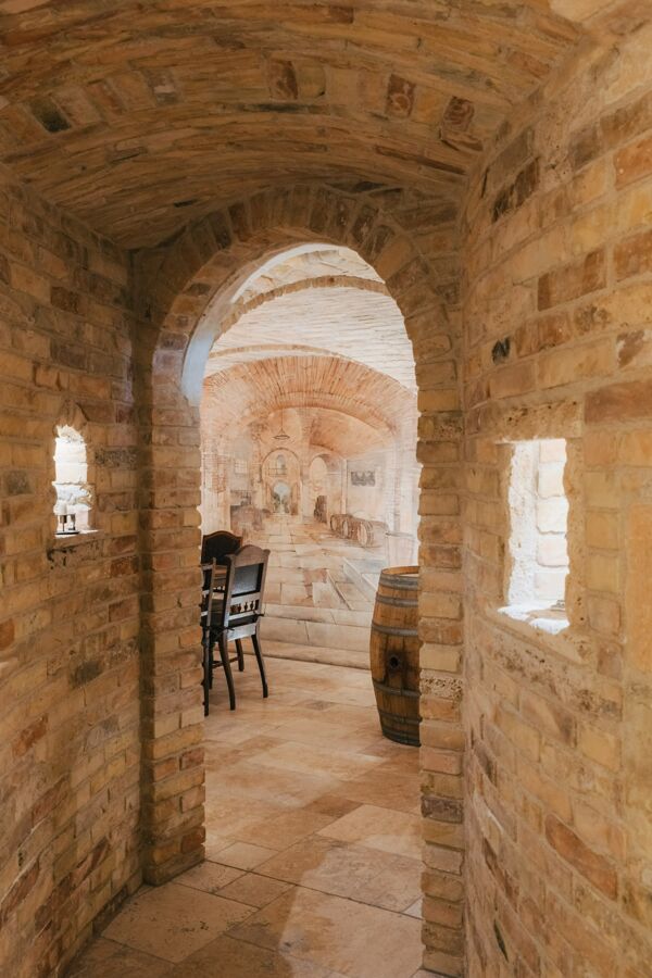Durchgang zum Weinkeller mit gemauerten runden Seitenwänden und Kappengewölbe
