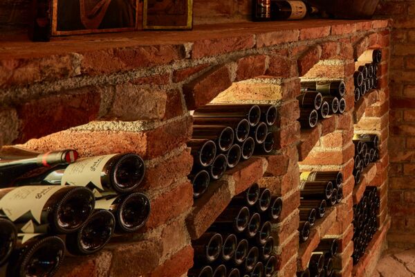 Großzügig gemauerte Weinlagernischen im Weinkeller mit Tonnengewölbe