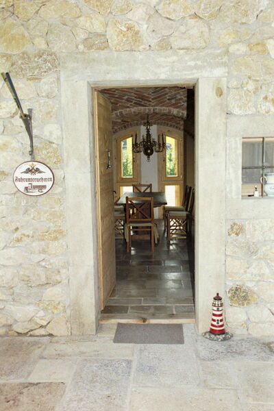 Eingangsbereich mit Steinfassade in den Gewölberaum im südländischen Flair