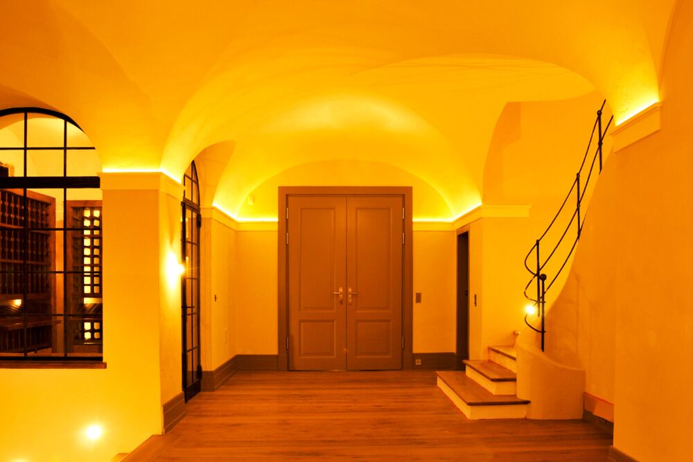 Großräumige Loggia mit indirekter Beleuchtung und Tonnengewölben, sowie Gewölbeeinschnitten als Empfangsbereich