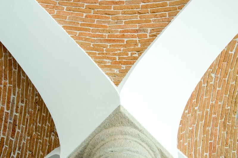Sanierter und Verputzter Gewölbeanlauf auf alter Granitsäule