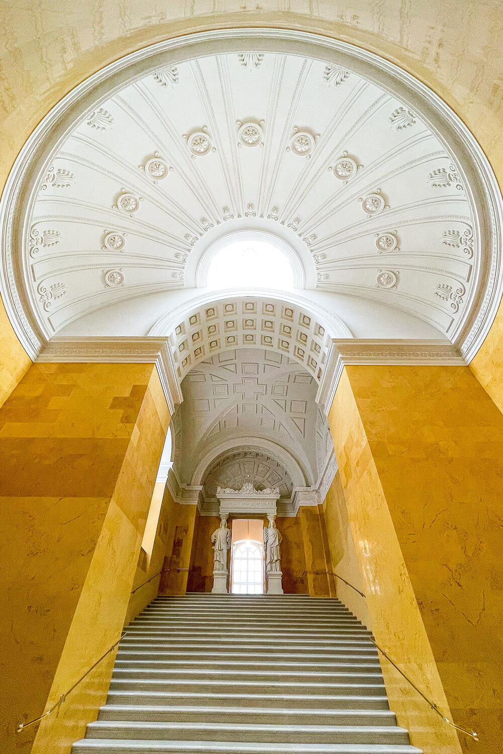Imposante Rotunde der Gelben Treppe in der Kaiserresidenz München