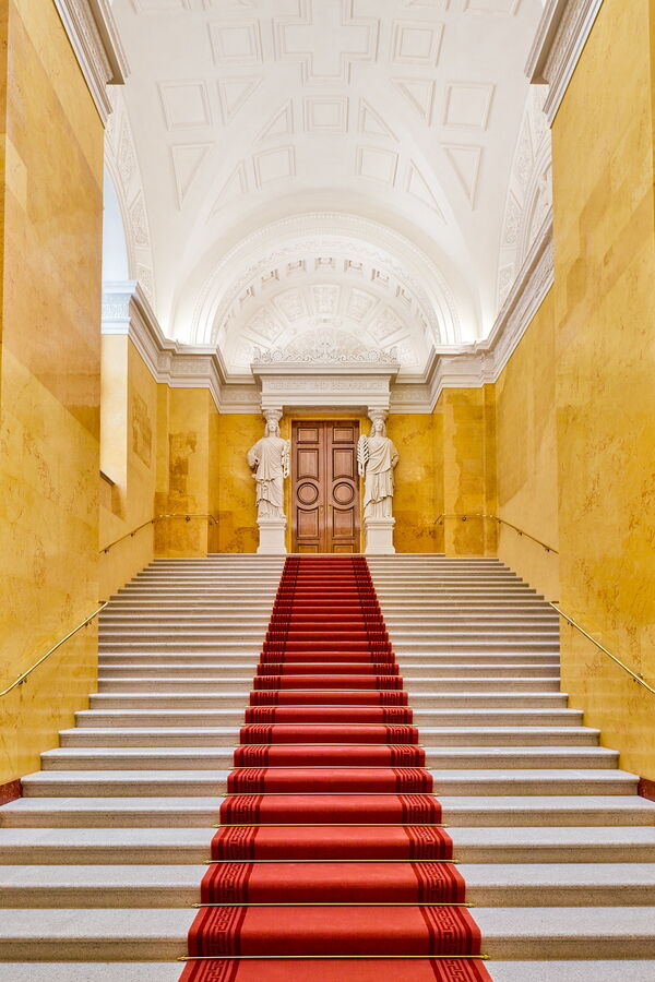 Gelbe Treppe der Residenz München mit eindrucksvollen Gewölbebauwerken vollständig rekonstruiert