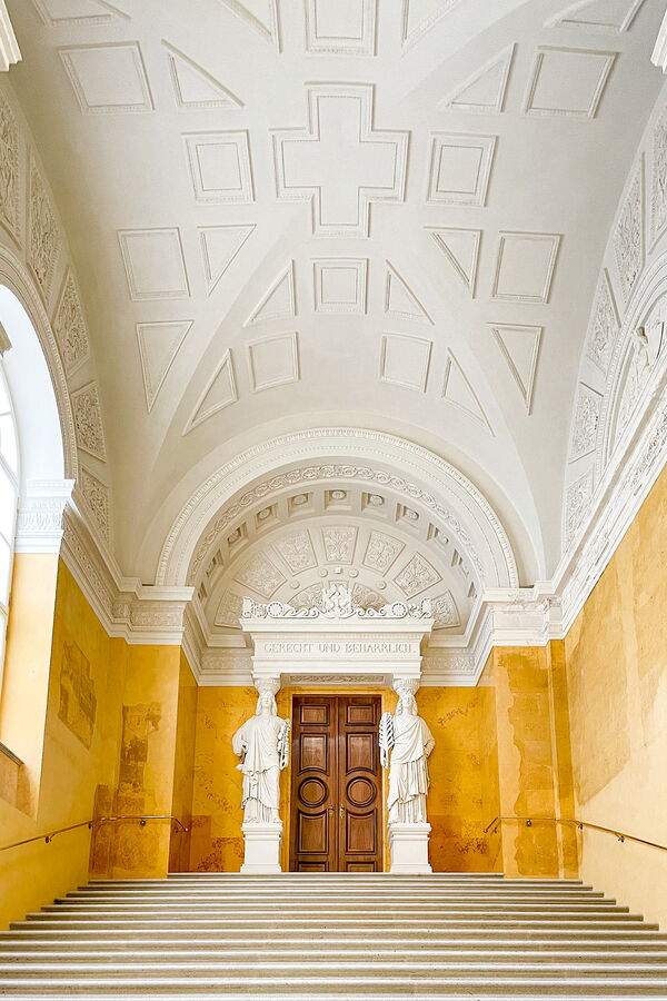 Prunkportal  im monumentalen Aufgang der Gelben Treppe in der Kaiserresidenz München
