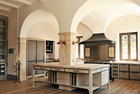 Helle Designerküche aus Holz und Stein im Landhausstil mit Kreuzgewölbe